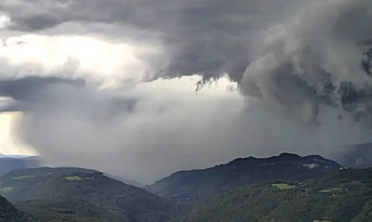 A imagem mostra a formação de um chuva intensa em Canela